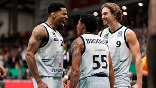 Urald King (Gladiators Trier) bejubelt mit Marco Hollersbacher (Gladiators Trier) und Eli Brooks (Gladiators Trier) den Sieg über Bamberg.