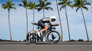 Die Profi-Triathletin Anne Reischmann aus Ravensburg auf der Fahrradstrecke in Hawaii