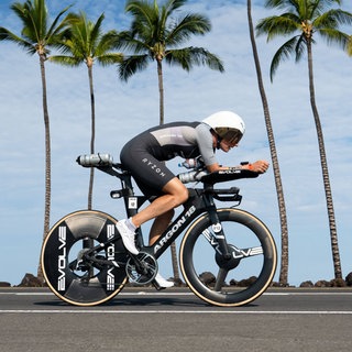 Die Profi-Triathletin Anne Reischmann aus Ravensburg auf der Fahrradstrecke in Hawaii