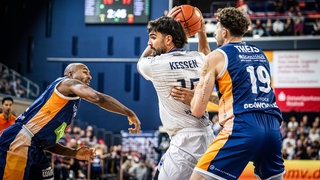 Marcel Keßen von den MLP Academics Heidelberg im Duell von mit Sid-Marlon Theis von den Rostock Seawolves.
