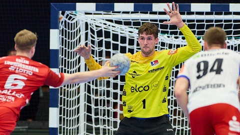 Tim Schaller (Eulen Ludwigshafen) tritt gegen Mateusz Kornecki (HBW Balingen-Weilstetten) zum Siebenmeter an. Georg Poehle (HBW Balingen-Weilstetten) lauert auf den möglichen Abpraller.
