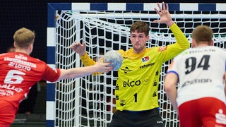 Tim Schaller (Eulen Ludwigshafen) tritt gegen Mateusz Kornecki (HBW Balingen-Weilstetten) zum Siebenmeter an. Georg Poehle (HBW Balingen-Weilstetten) lauert auf den möglichen Abpraller.