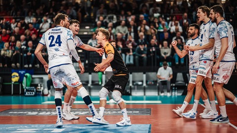 Friedrichshafen jubelt nach Punktgewinn, in der Mitte v.l. Jackson George Young ( 15, VfB Friedrichshafen) und Leonard Lenny Graven ( 17, VfB Friedrichshafen)