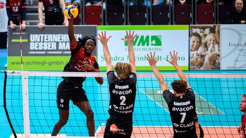 Nyherowo Omene schlägt den Ball Richtung Lüneburger Hälfte.