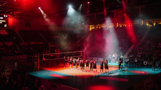 Die Spieler des MTV Ludwigsburg lassen sich vor Spielbeginn von ihren Fans feiern.