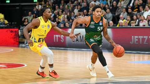 Oldenburgs Chris Clemons verteidigt gegen den Trierer Eli Brooks.