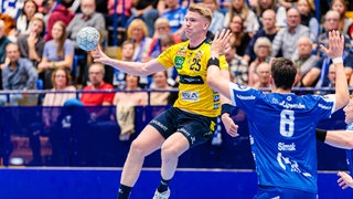 Jannik Kohlbacher von den Rhein-Neckar Löwen im Gerspräch mit Jakob Nigg vom TVB Stuttgart.