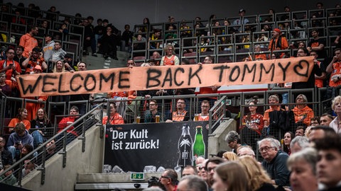 Die Ulmer Fans freuen sich, dass ihr Ex-Kapitän wieder an Board ist. Das "Welcome-Back"- Plakat für Tommy Klepeisz. 