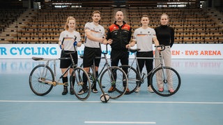 Die Fotos zeigen von l. nach r. : Judith Wolf (Radball), Bernd Mylady (Radball), Dieter Maute (Bundestrainer Kunstrad), Philipp-Thies Rapp (Einerkunstrad), Katharina Schwarz (German Cycling)