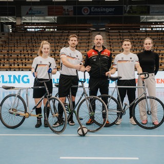 Die Fotos zeigen von l. nach r. : Judith Wolf (Radball), Bernd Mylady (Radball), Dieter Maute (Bundestrainer Kunstrad), Philipp-Thies Rapp (Einerkunstrad), Katharina Schwarz (German Cycling)
