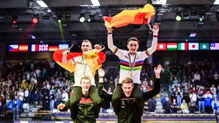 Philipp-Thies Rapp und Linus Weber feiern ihre Medaillen