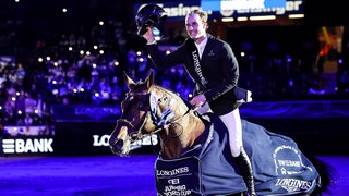 Jubel bei Richard Vogel bei den German Masters: Mit seinem Hengst United Touch hat er nach 2022 auch 2024 den Großen Preis von Stuttgart gewonnen.