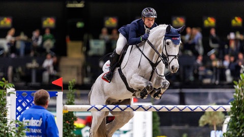Michael Jung auf Fischer Duopower im Großen Preis von Stuttgart 2024: Jahr für Jahr ist er einer der Publikumslieblinge bei den German Masters.