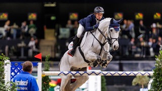 Michael Jung auf Fischer Duopower im Großen Preis von Stuttgart 2024: Jahr für Jahr ist er einer der Publikumslieblinge bei den German Masters.