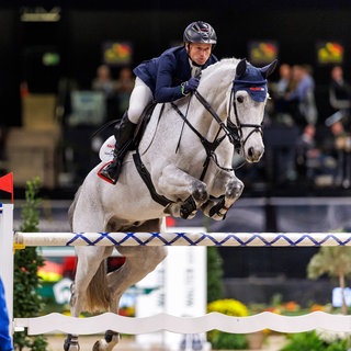 Michael Jung auf Fischer Duopower im Großen Preis von Stuttgart 2024: Jahr für Jahr ist er einer der Publikumslieblinge bei den German Masters.