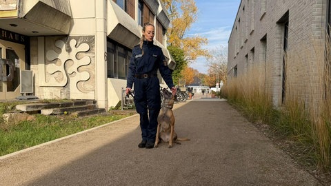 Schutzhundeführerin Valerie del Rio Pfeffer mit Hündin Caya. Für die Polizistin gehören Tiere fest zu ihrem Leben dazu, in ihrer Freizeit reitet sie leidenschaftlich gern.