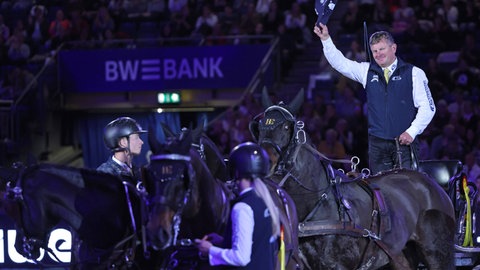 Der Australier Boyd Exell gewinnt zum elften Mal in Stuttgart die Weltcupprüfung der Vierspänner