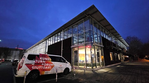 Das Kunst-Turn-Forum Stuttgart bei Nacht