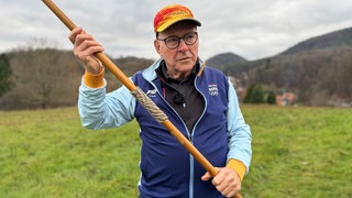 Klaus Bartonietz bei seinem Wohnort Oberschlettenbach.