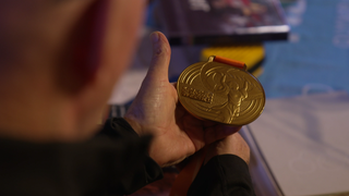 Klaus Bartonietz und seine Trainer-Goldmedaille von der WM 2023 in Budapest.