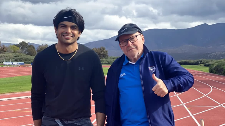 Klaus Bartonietz und der indische Speerwurf-Olympiasieger Neeraj Chopra.