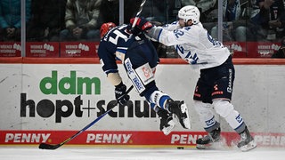 Eric Martinsson (Schwenninger Wild Wings) Nicolas Mattinen (Adler Mannheim).