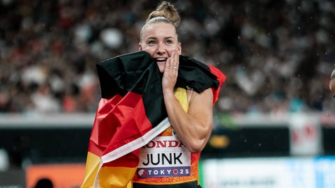 Sophia Junk nach dem WM-Bronzemedaillen-Gewinn mit der 4x100 Meter-Staffel in Tokio.