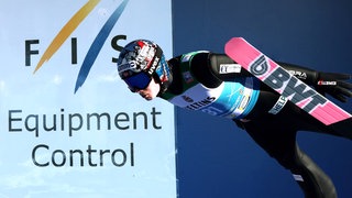 Fotomontage: Skispringer Marius Lindvik (Norwegen), welcher wegen eines Skandals Diqualifiziert wurde. Im Hintergrund ein Schild der FIS: "Equipment Control".