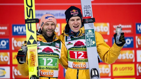 Die Skispringer Pius Paschke und Andreas Wellinger jubeln.