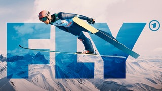 Die Grafik zur Skisprung-Doku-Serie "Fly" zeigt den Namen in einem Schriftzug und einen Skispringer beim Sprung.