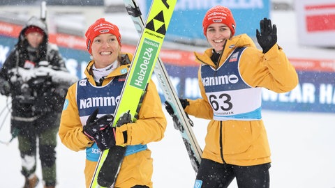 Die Skispringerinnen Katharina Schmid und Selina Freitag