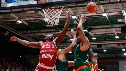 Die Gladiators Trier versuchten mehr Zugriff unter den Körben gegen die Basketbs Würzburg zu bekommen.