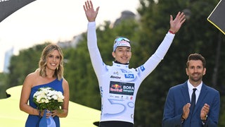 Florian Lipowitz auf dem Podest der Tour de France 2025