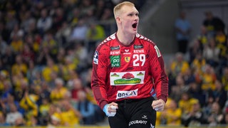 David Späth (Torhüter der Rhein Neckar Löwen) jubelt im Spiel gegen Hamburg