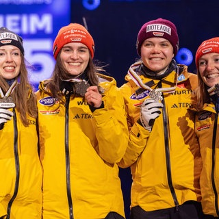 Die Skispringerinnen Juliane Seyfarth, Selina Freitag, Agnes Reisch und Katharina Schmid