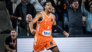 Justin Simon (ratiopharm ulm) feiert seinen Dunking im Eurocup gegen die Chemnitz Niners.