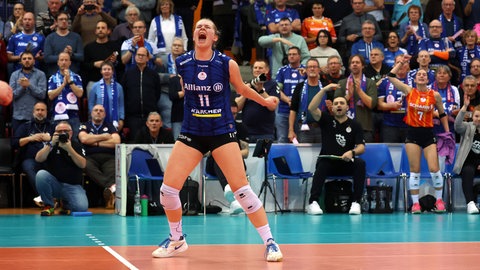 Volleyballerin Pauline Martin von Allianz MTV Stuttgart jubelt nach einem Punktgewinn