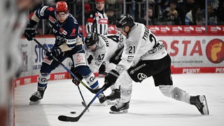 Alexander Karachun (Schwenninger Wild Wings) im Duell mit Veli-Matti Vittasmäki und Juhani Tyrväinen (Kölner Haie).