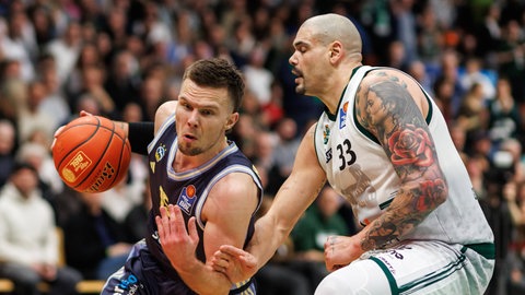Martin Hermannsson (Alba Berlin) im Zweikampf mit Maik Zirbes (Gladiators Trier).