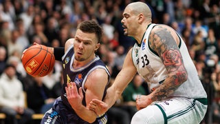 Martin Hermannsson (Alba Berlin) im Zweikampf mit Maik Zirbes (Gladiators Trier).