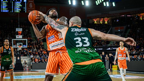 Maik Zirbes (VET-CONCEPT Gladiators Trier) gestikuliert während des Basketball Bundesliga Spiels zwischen Ratiopharm Ulm vs VET-CONCEPT Gladiators Trier.