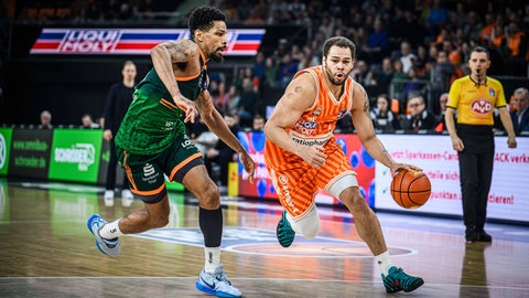 Urald King (VET-CONCEPT Gladiators Trier) und Christopher Ledlum (ratiopharm ulm) im Zweikampf. 