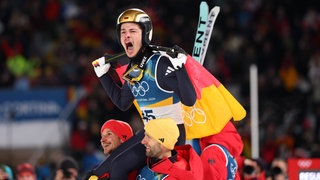 Skispringer Philipp Raimund hat das "Wunder von Predazzo" geschafft und sensationell Olympia-Gold im Wettkampf auf der Normalschanze geholt.