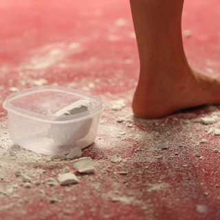 Ein Magnesia-Block beim Aufwärmen im Turnen