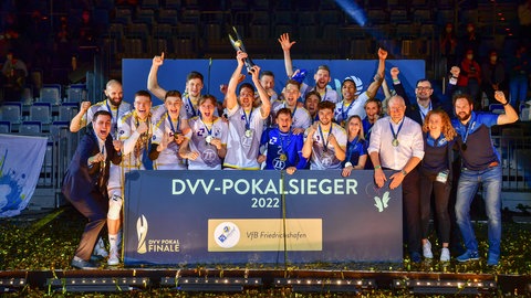VfB Friedrichshafen jubelt über den DVV-Pokalsieg 2022