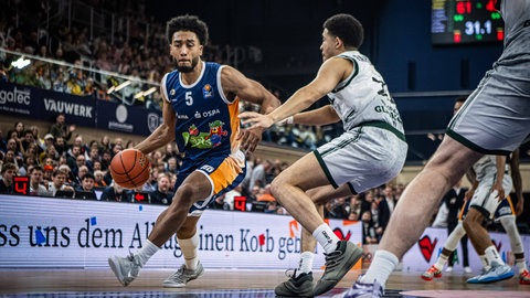 D'Shawn Schwartz (Rostock Seawolves) und Evans Rapieque (Gladiators Trier).