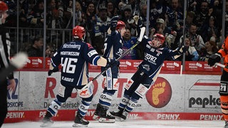 Der Schwenninger Wild Wings haben das zweite Playoffs-Spiel gegen die Grizzlys Wolfsburg deutlich gewonnen.