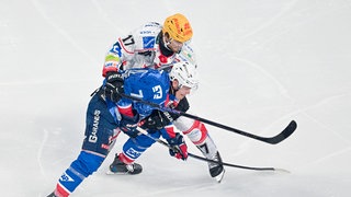 Justin Schütz (vorne, Adler Mannheim) und Ludwig Byström (Fischtown Pinguins Bremerhaven) kämpfen um den Puck