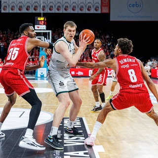 Marten Linßen mit dem Ball gegen Bambergs Ejiofor Onu und Demarcus Demonia.