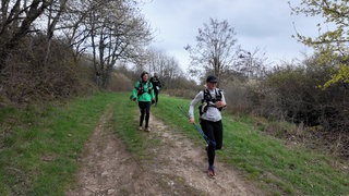 Die Schwestern Carina Göbel und Tatjana Diekmann aus Wuppertal beim Pfälzer Bergland-Trail im Kreis Kusel.